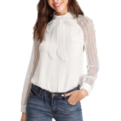 Blouse blanche à manches longues avec col lavallière et manches transparentes