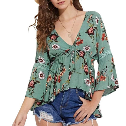 Blouse verte à fleurs avec décolleté en V, lien à nouer et manches évasées
