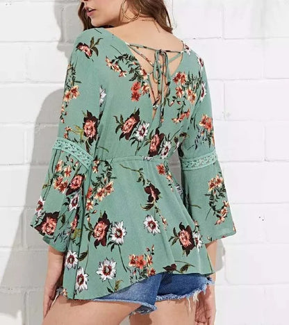 Blouse verte à fleurs avec décolleté en V, lien à nouer et manches évasées