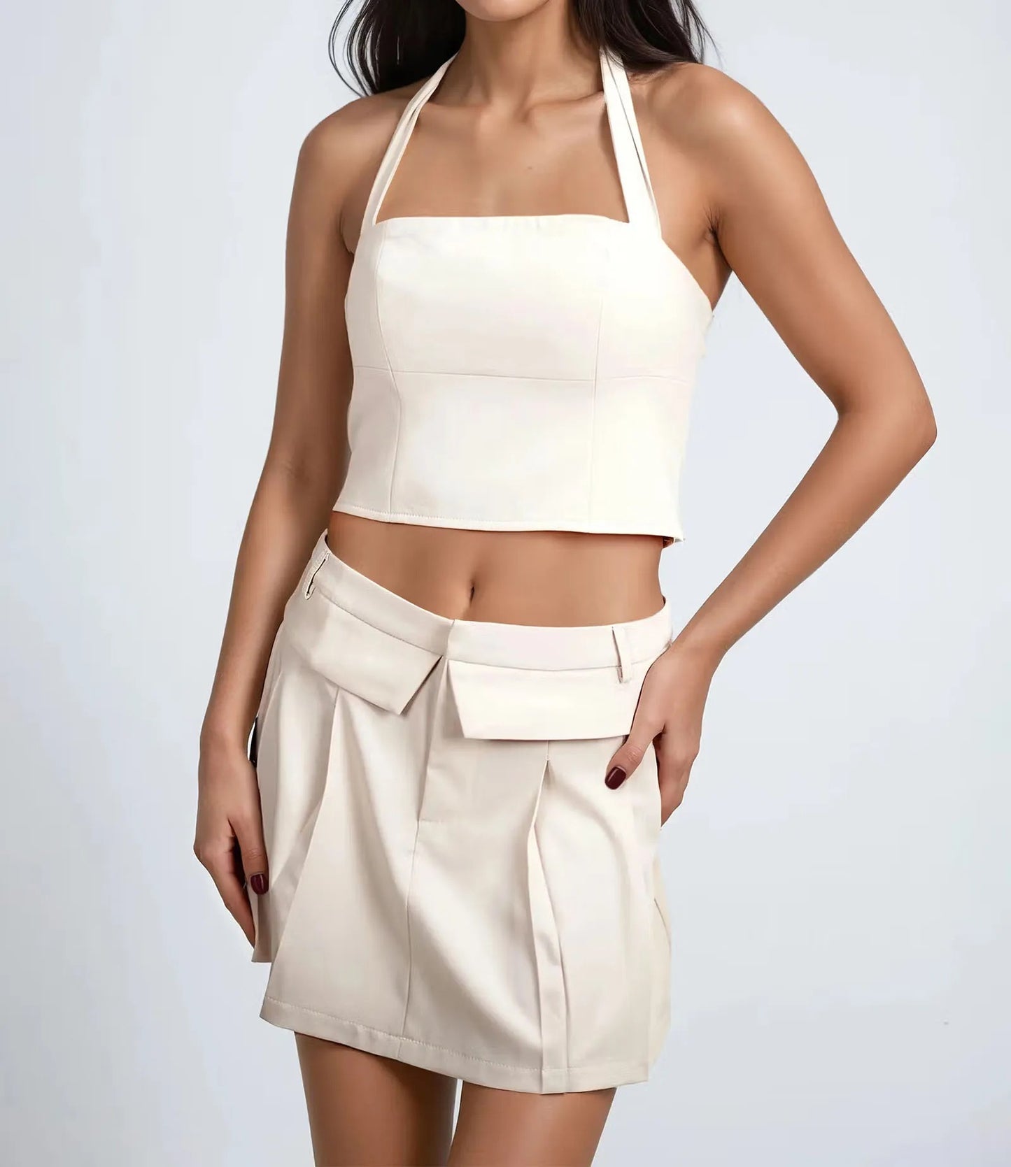 Jupe-short mini écrue asymétrique avec ceinture superposée