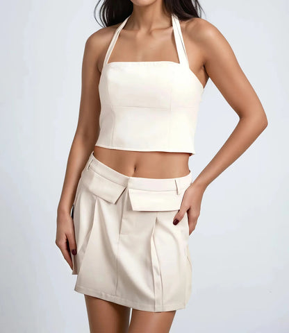 Jupe-short mini écrue asymétrique avec ceinture superposée