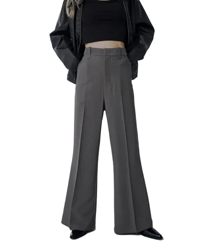 Pantalon gris à jambe large avec plis à l’avant