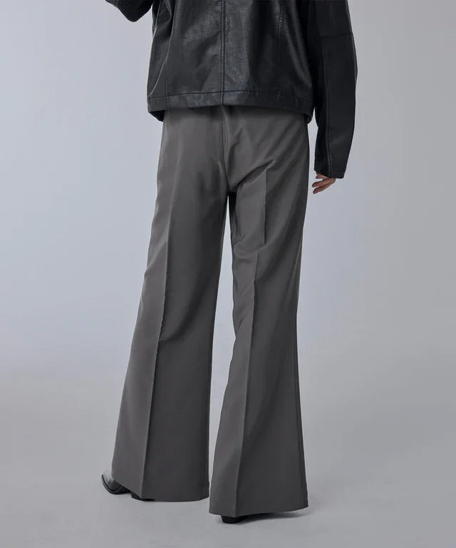 Pantalon gris à jambe large avec plis à l’avant