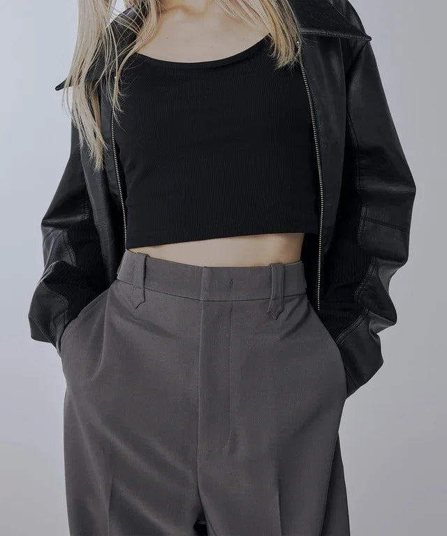 Pantalon gris à jambe large avec plis à l’avant