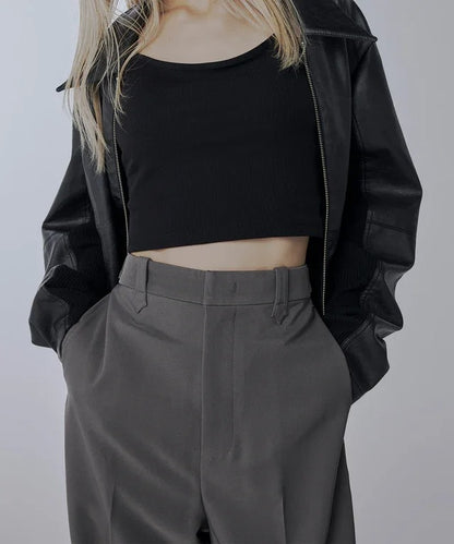 Pantalon gris à jambe large avec plis à l’avant