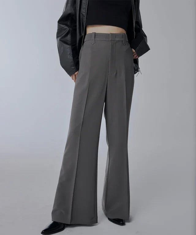 Pantalon gris à jambe large avec plis à l’avant