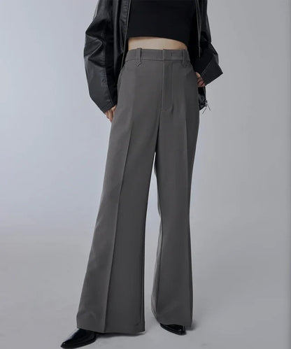 Pantalon gris à jambe large avec plis à l’avant