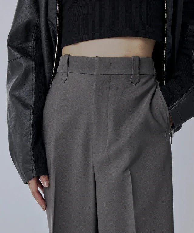 Pantalon gris à jambe large avec plis à l’avant