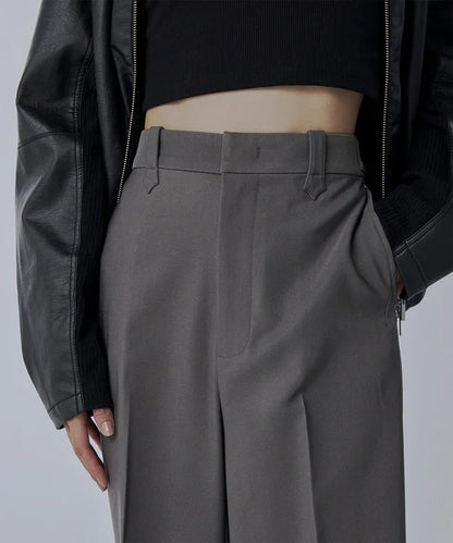 Pantalon gris à jambe large avec plis à l’avant