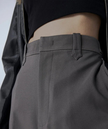 Pantalon gris à jambe large avec plis à l’avant