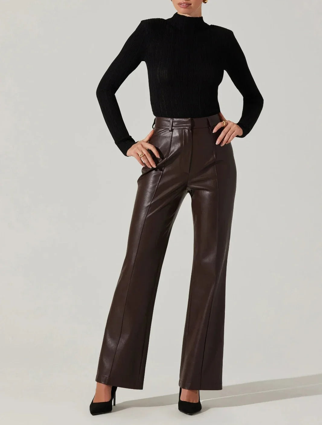 Pantalon marron à jambe droite avec couture centrale