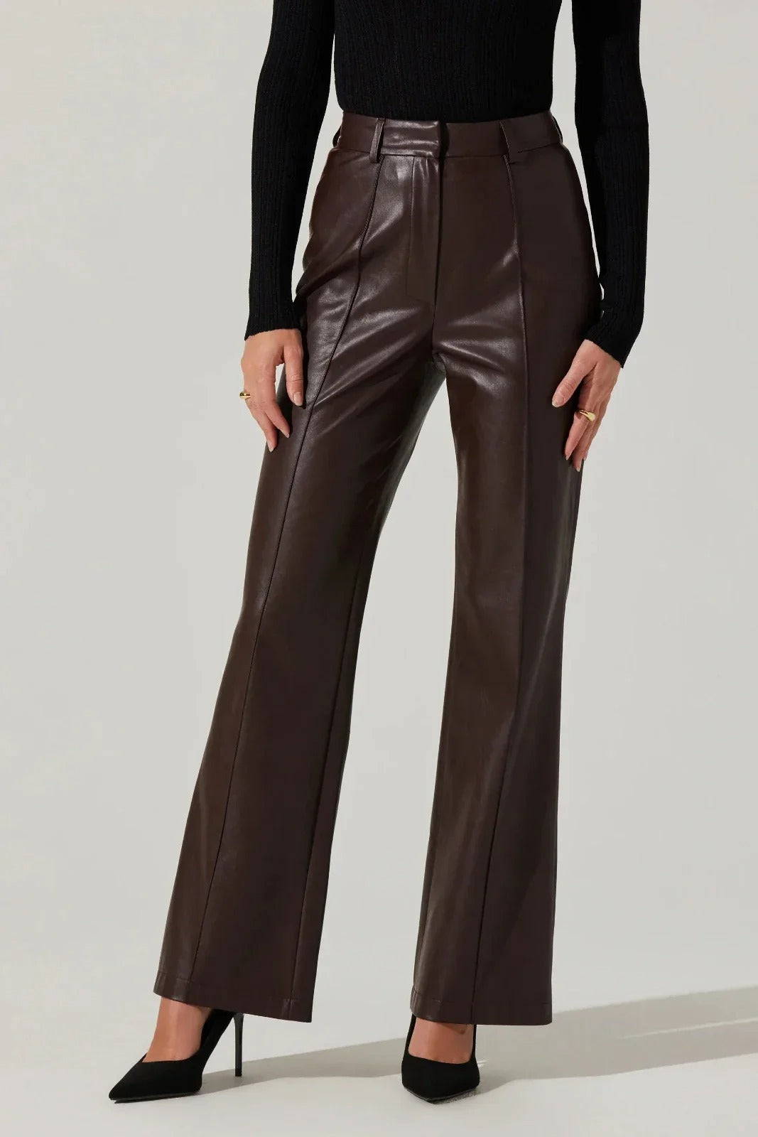 Pantalon marron à jambe droite avec couture centrale