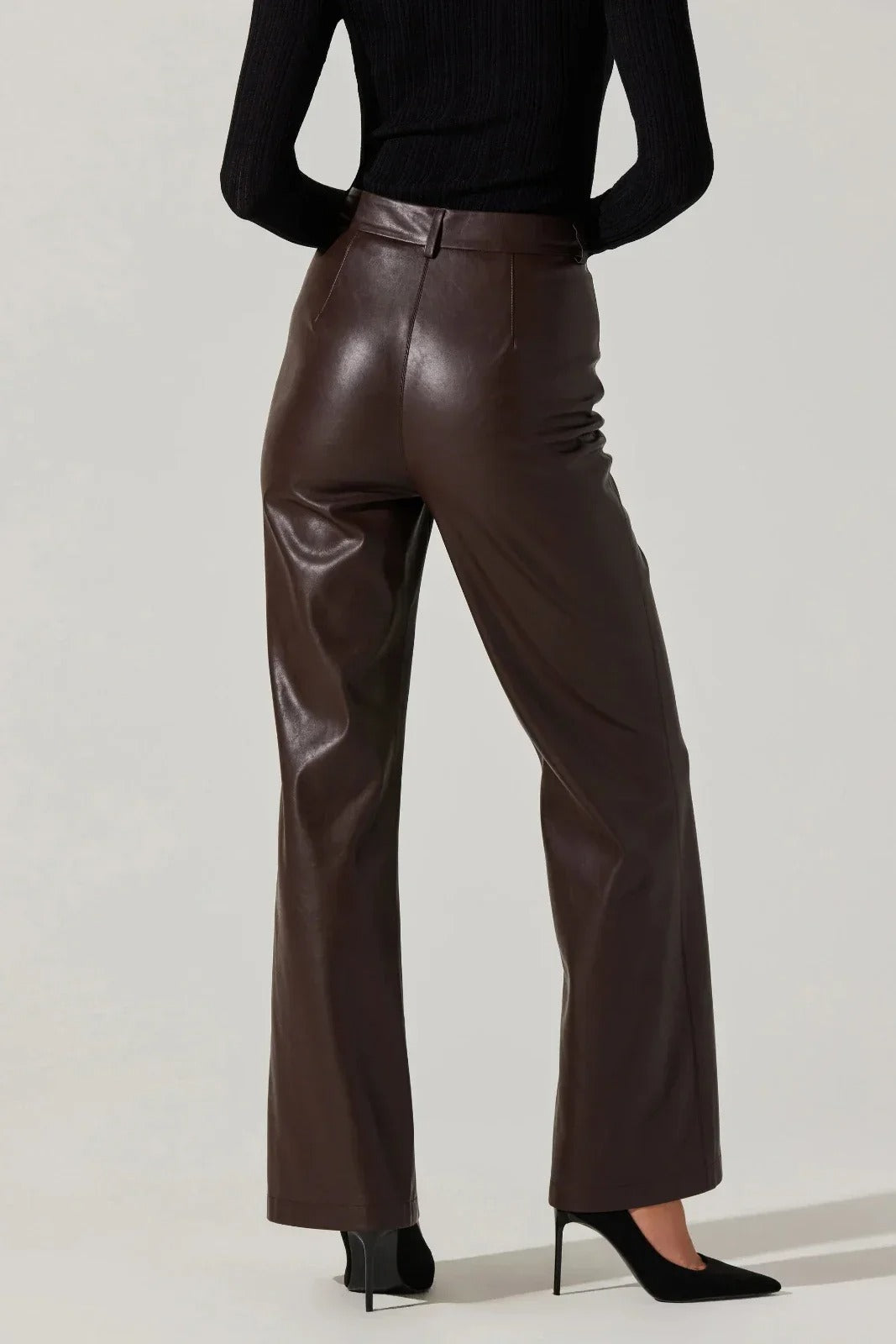 Pantalon marron à jambe droite avec couture centrale