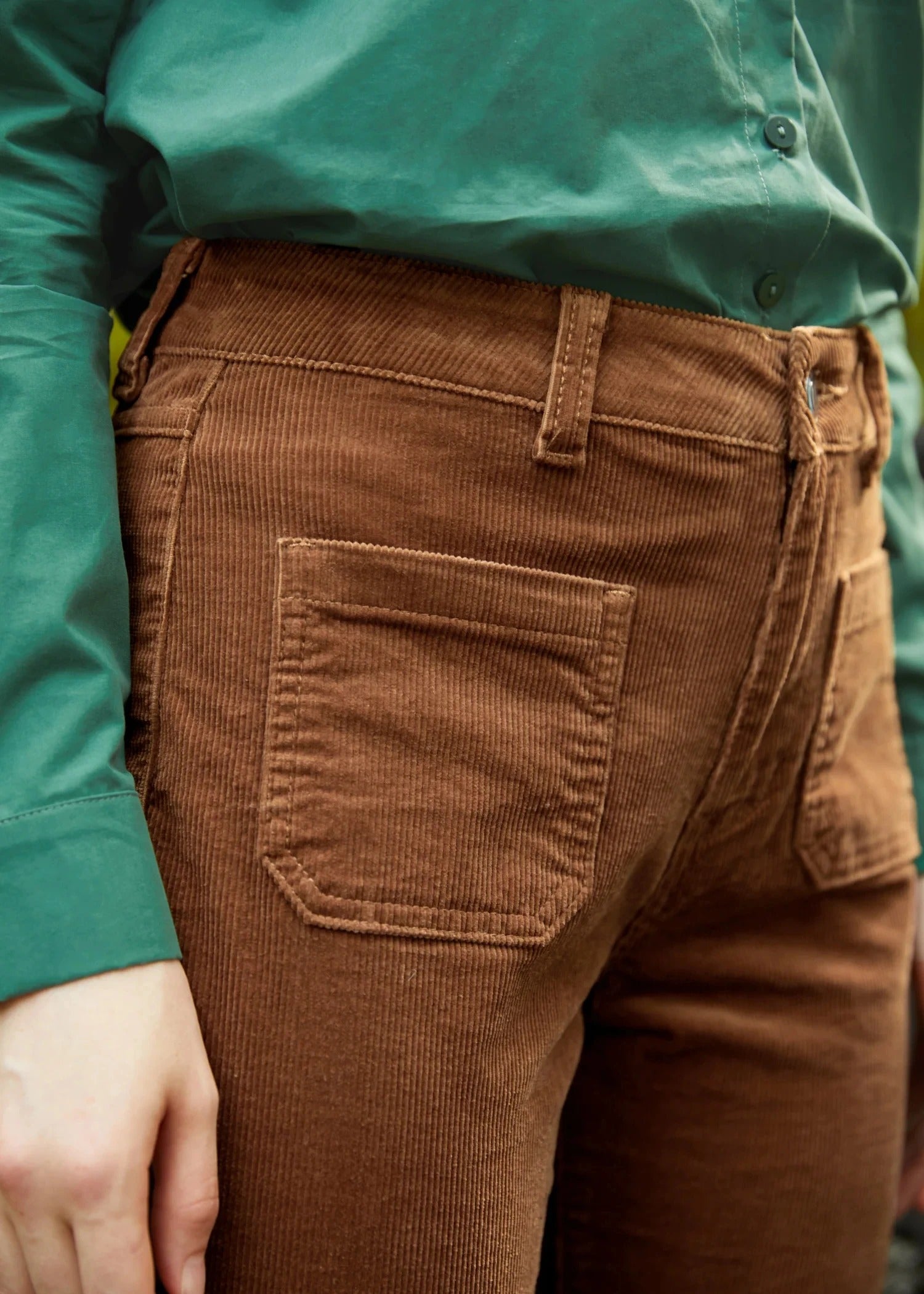 Pantalon marron évasé avec poches plaquées à l’avant