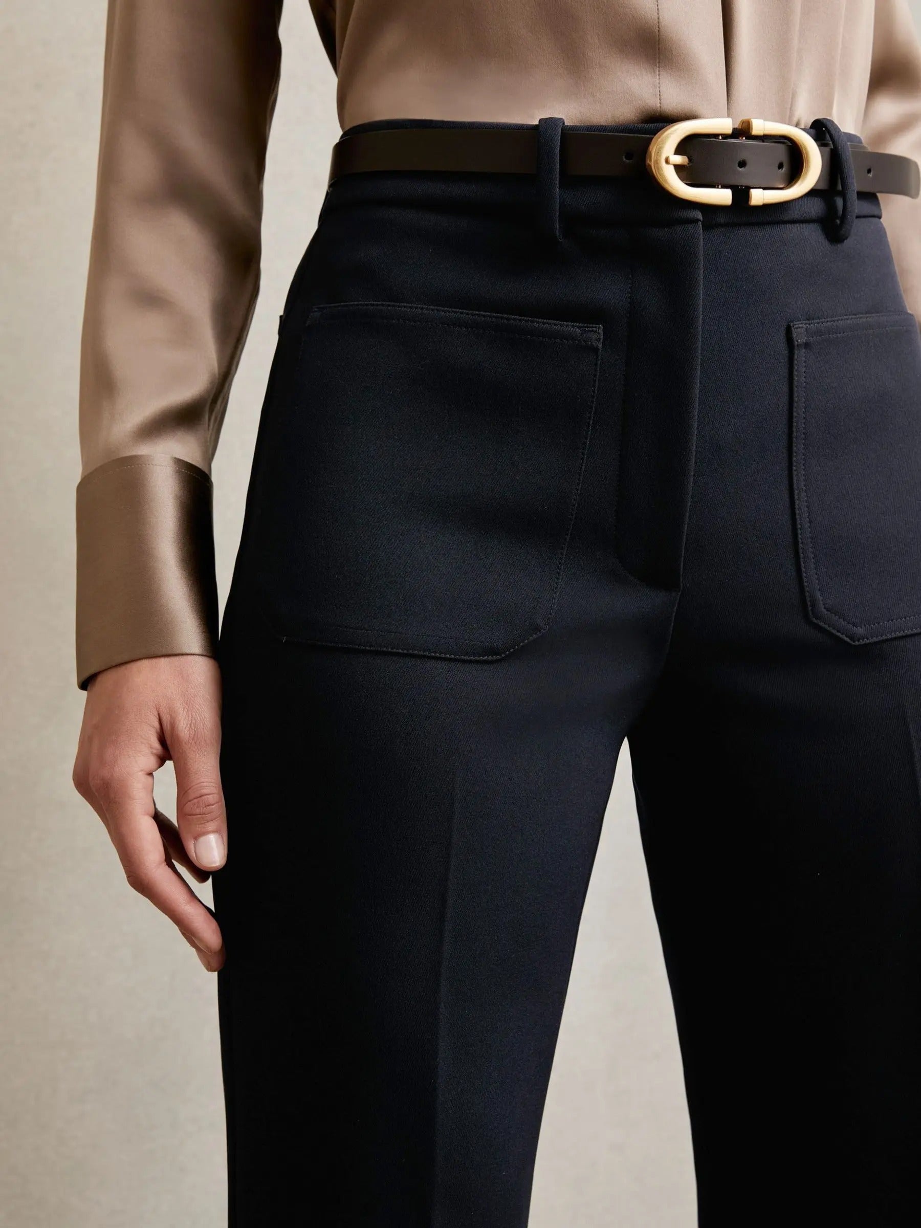 Pantalon noir à jambe large avec poches plaquées