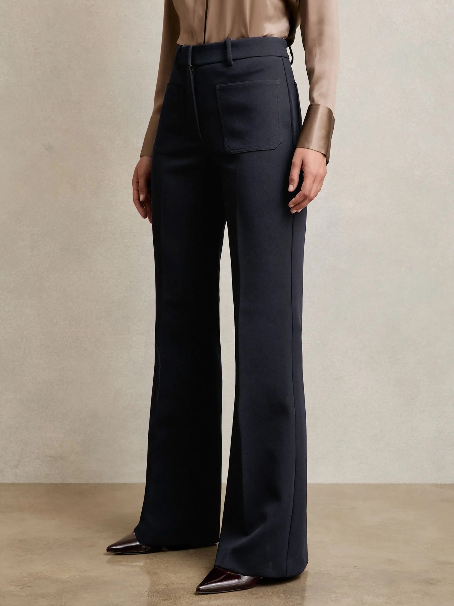 Pantalon noir à jambe large avec poches plaquées