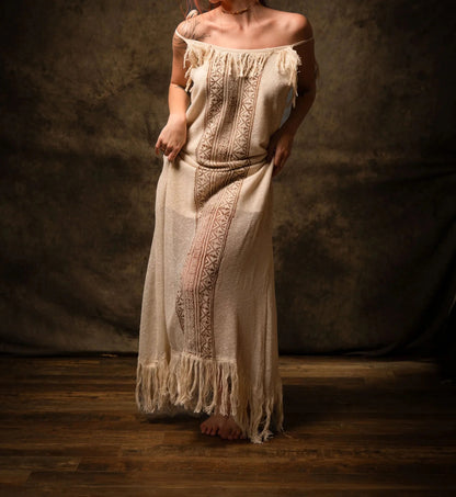 Robe maxi beige sans manches avec franges et motif tissé