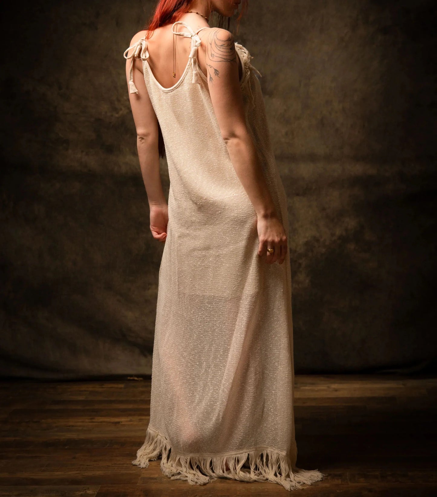 Robe maxi beige sans manches avec franges et motif tissé