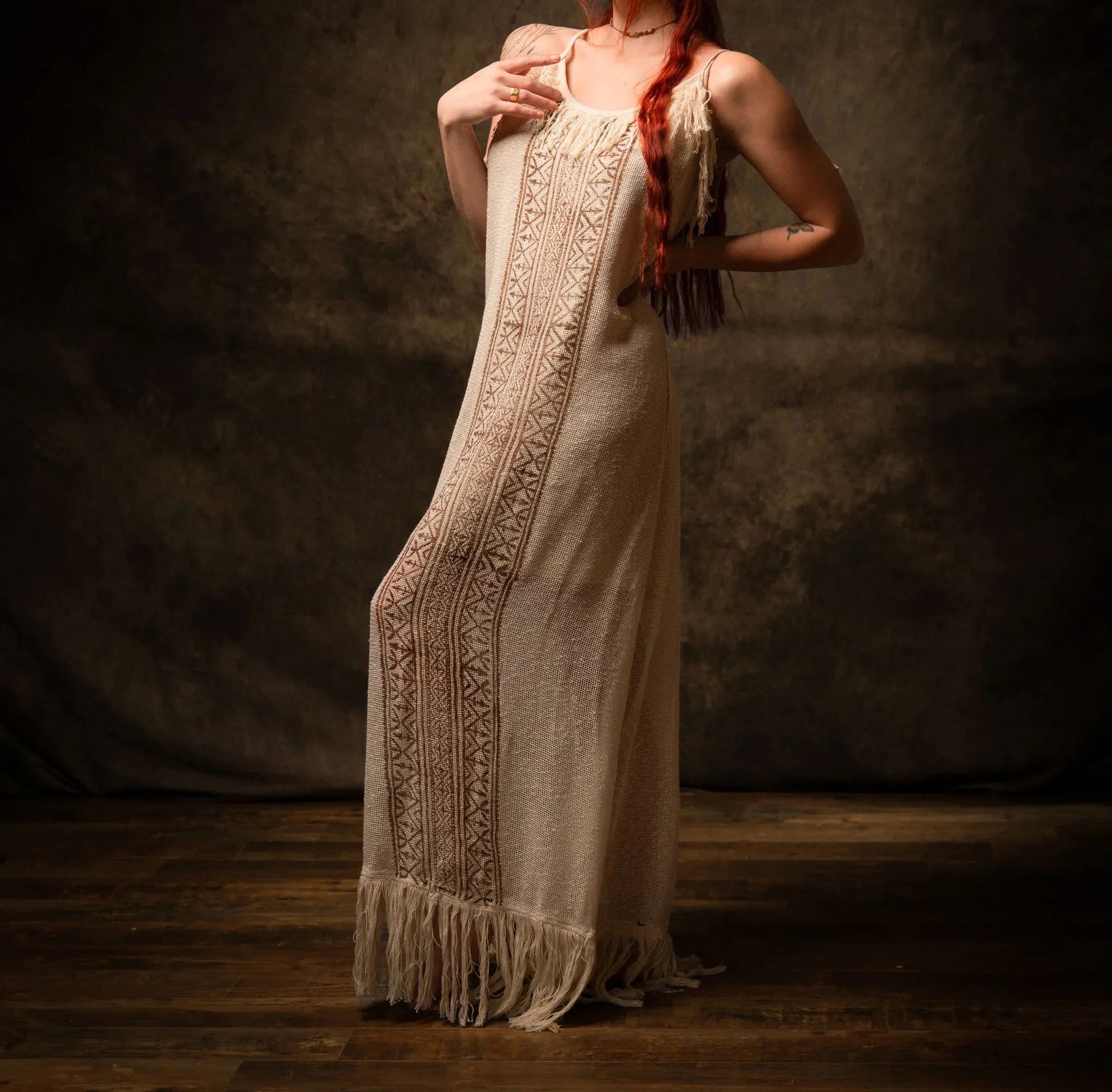 Robe maxi beige sans manches avec franges et motif tissé