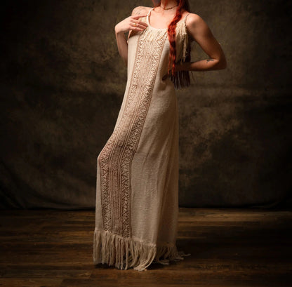 Robe maxi beige sans manches avec franges et motif tissé