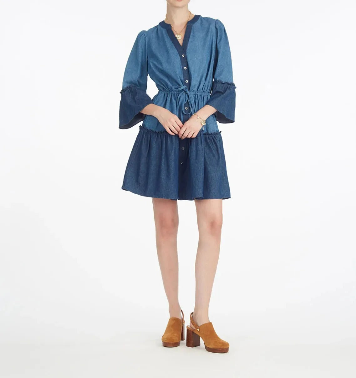 Robe mini bleue à boutons sur le devant avec taille à cordon