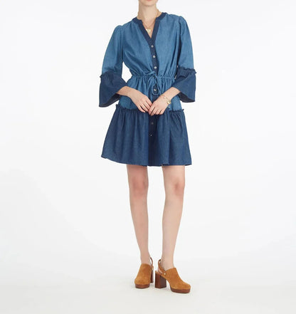 Robe mini bleue à boutons sur le devant avec taille à cordon