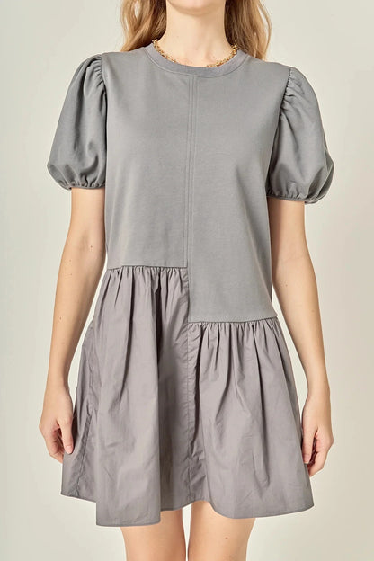 Robe mini grise à manches courtes bouffantes