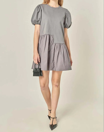 Robe mini grise à manches courtes bouffantes