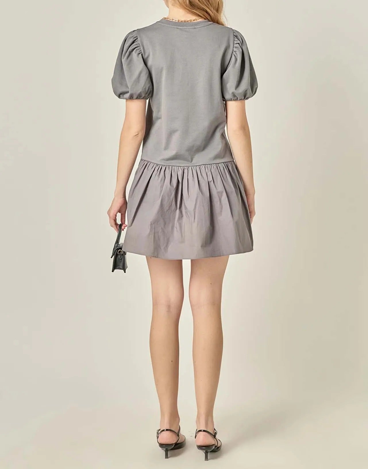 Robe mini grise à manches courtes bouffantes