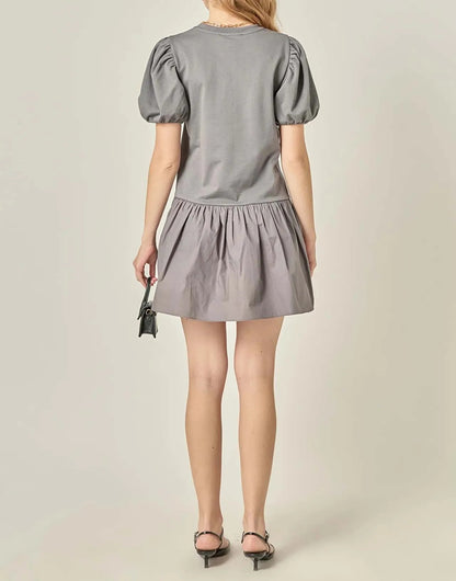 Robe mini grise à manches courtes bouffantes