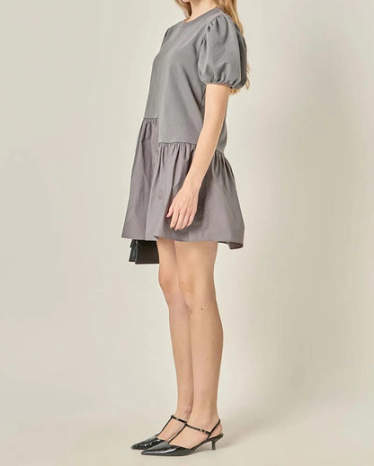 Robe mini grise à manches courtes bouffantes