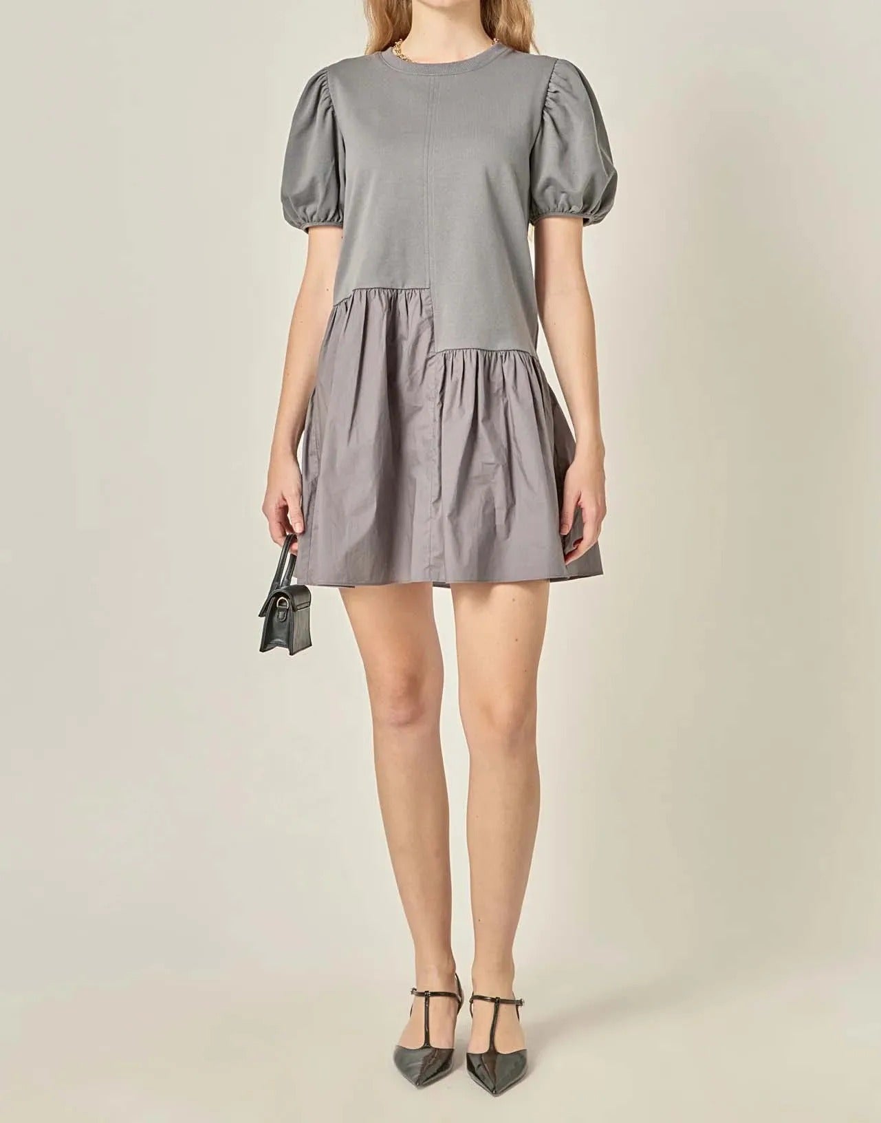 Robe mini grise à manches courtes bouffantes