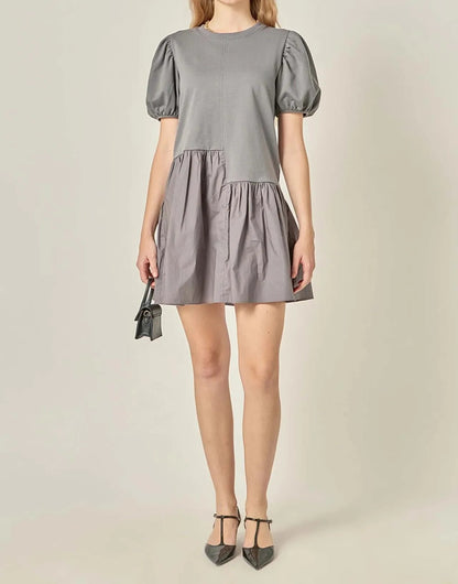 Robe mini grise à manches courtes bouffantes